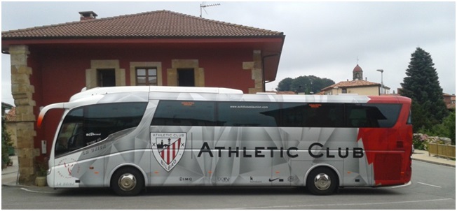Vista del Autocar del Athletic Club en Torazo