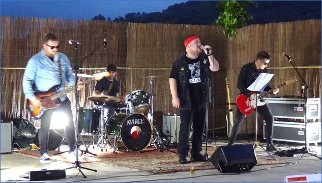 Actuacin del grupo  de rock and roll Los Diestros