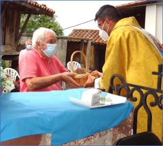 Ya sobre el altar, la caja de vacunas