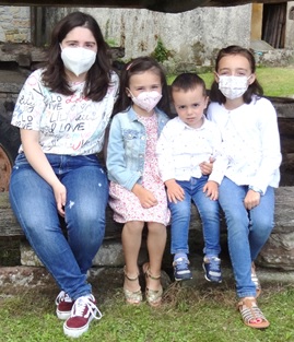 En esta foto, Andrea, Nayara, Izan y rika (hijos de Martn y Luca  -sta, de Bospoln-; y de Eduardo y Mari Tere  -de El Llano-).