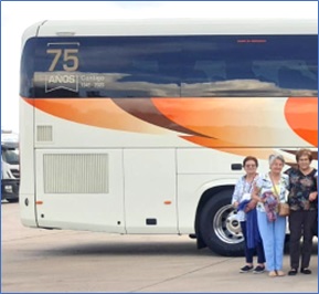 Viajaron en Autocares Cabranes, cuyo vehculo luca el distintivo de los 75 aos de la empresa.