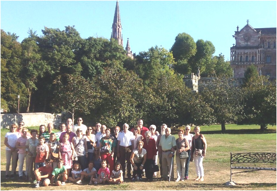 Foto de familia de los vecinos de Niao en la excursin que hicieron a Santillana del Mar y Comillas