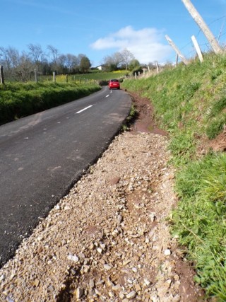 As� qued� el vial de acceso a Candones desde El Llano... y sus cunetas, en imagen del 12 marzo pasado. El relleno parcial con zahorra que se ve en la parte inferior lo fue haciendo el Ayuntamiento, pero como soluci�n provisional e incompleta.