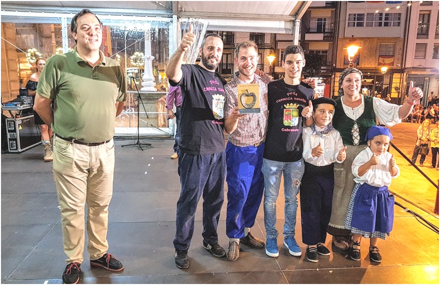 Participantes de la Carroza recogen el Premio del manos del Alcalde de Villaviciosa