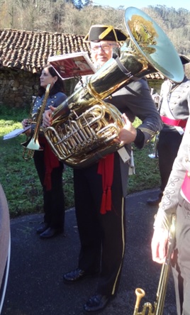 Eduardo Arboleya con la tuba (que pesa quince kilos), el domingo 14 de diciembre, en Vi��n.