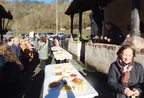 Sobre el murete, Vanessa verificaba n�meros del sorteo de dos cestas junto a Eduardo Arboleya, con el pincheo ya preparado.