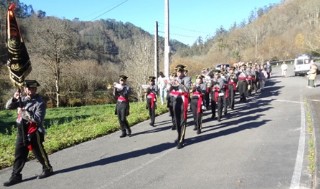 La Agrupaci�n San Salvador, con su estandarte abriendo marcha.