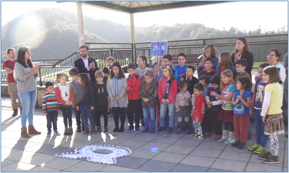 Aplausos al final, ante el lazo rodeado de velas, que cuidadosamente los escolares fueron colocando (imagen de la pgina siguiente).- Fotos: EL ECO