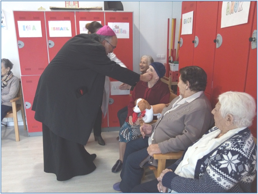 Su carioso saludo a una de las residentes./ Foto: Elas Sallo