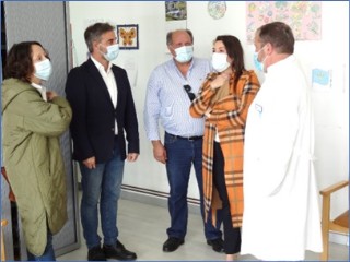 Encuentro, en la Residencia, con su director (derecha) y Concepcin Luia. En la siguiente, Melania lvarez, explicndose.| EL ECO
