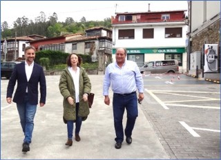 La consejera Melania lvarez (en el centro), flanqueada por Gerardo Fabin y Jos Luis Miyar, cambiando impresiones en su camino desde el Ayuntamiento hasta la Residencia de Mayores, en Santa Eulalia. | EL ECO