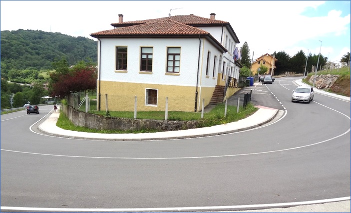 La nueva curva y rea de la escuela, en la que se prev instalar un paso de cebra y reductores de velocidad. / EL ECO