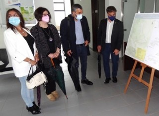 Alejandro Calvo observa con atencin el panel con el plano de obra de la CB-1. / EL ECO