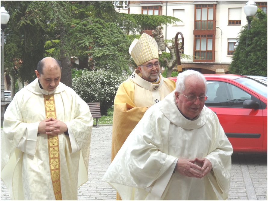 El Arzobispo, con el bculo, en la plaza de San Francisco, camino de la iglesia parroquial de Villaviciosa, entre el arcipreste, don Jorge Cabal, y don Agustn Hevia./ Foto: EL ECO