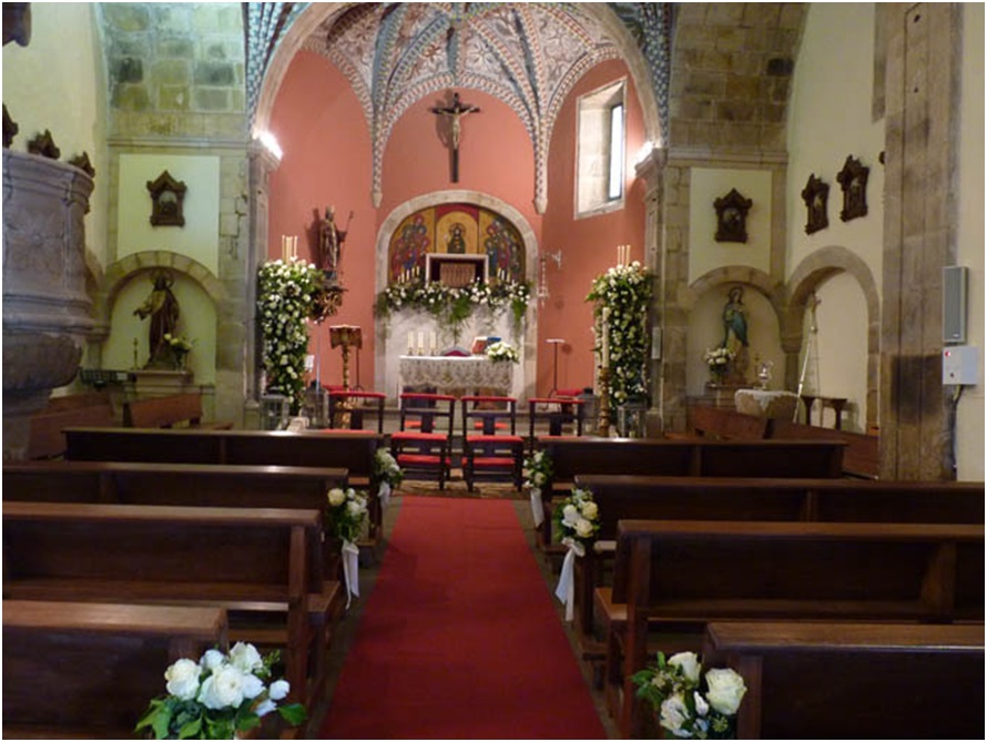 La iglesia, muy adornada