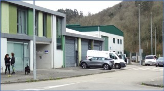 Edificio del Vivero de Empresas (a la izquierda), seguido de las tres naves numeradas. | EL ECO