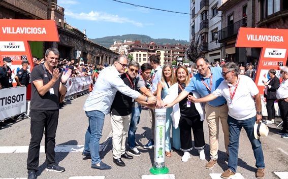 El cabrans Alejandro Vega (Alcalde de Villaviciosa) pulsando el dispositivo de salida de la etapa, el domingo del Carmen de Torazo. A la izquierda, aplaudiendo, el director general de la Vuelta, Javier Guilln. | Vicente Alonso (Villaviciosa hermosa, D