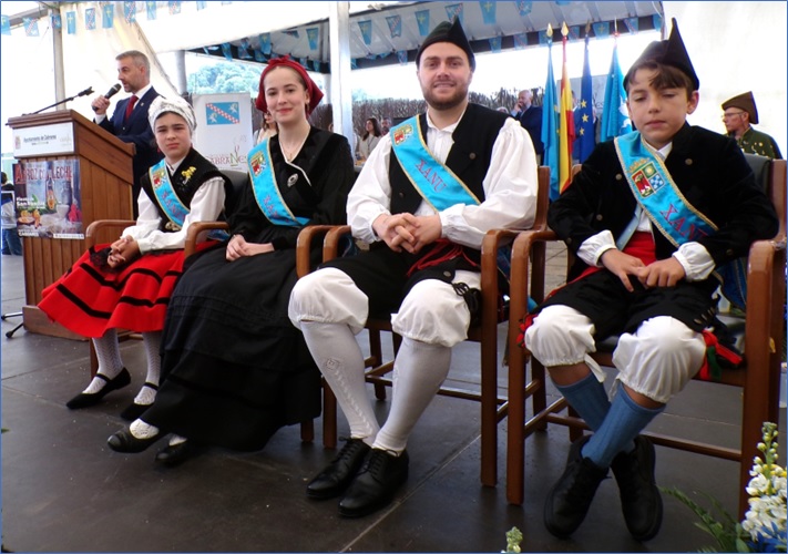 El Alcalde -al fondo-, durante su intervenci�n; con la xanina Oliva De la Hoz S�nchez, la Xana Mar�a P�rez Fern�ndez, el Xanu Jos� M�ndez Nozaleda y el xan�n Manuel B�rcena Eg�en.
