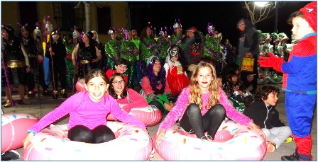 Grupos en la Plaza. En primer plano, de donuts. / EL ECO