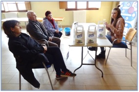 Personas atendiendo a las explicaciones de Alicia Garca