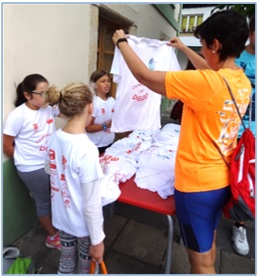 Participantes en Caminando por Diego viendo las camisetas conmemorativas