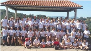 Foto de familia de los participantes en la caminata