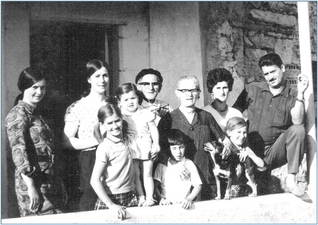 Con Modesto (a la derecha), sus padres y cinco de sus nueve hijos (desde la izquierda, Teresa, Carmen, Mara Jos, Herminio y Mari Cruz). / Archivo EL ECO