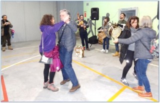 La alegra volver (aqu, bailando en el polideportivo, el 8 de diciembre), aunque al principio tengamos que ir poco a poco, por el temor a un repunte./ Foto: EL ECO
