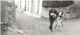 En esta foto, con su esposa Laura y con un hijo en brazos, en la hoy calle Jos Carlos Cienfuegos, camino de la farmacia que desde 1958 a 1961 regentaron en el bajo de la conocida como casa de doa Enriqueta.