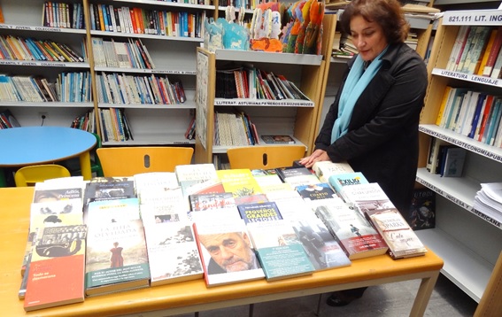 La encargada de la Biblioteca con los nuevos ejemplares de libros adquiridos