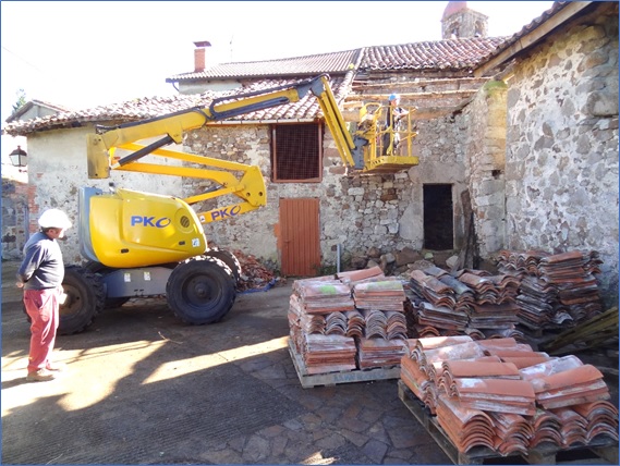 Zona del derrumbe (parte posterior de la fachada), en imagen captada el 27 de octubre, con los integrantes del Taller trabajando. | EL ECO