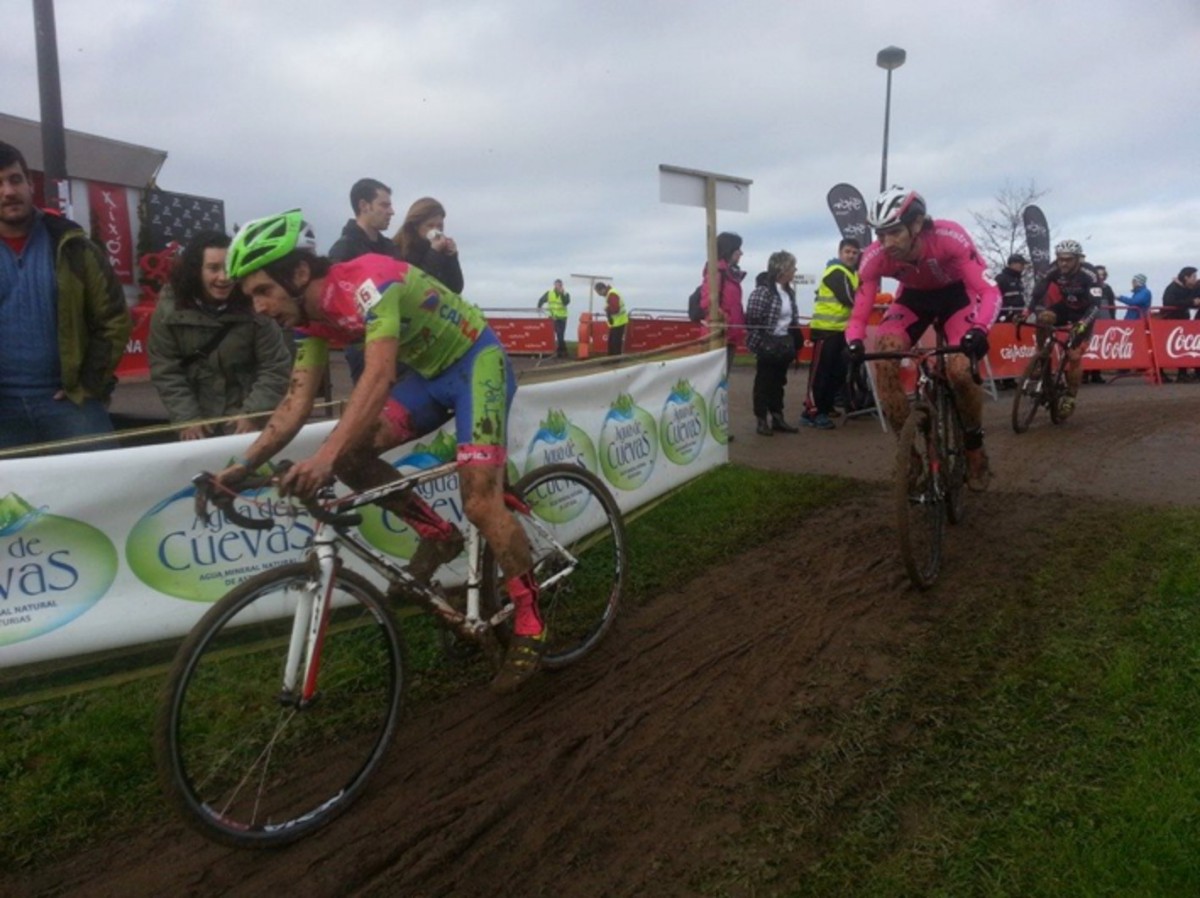 David Ovn, con la indumentaria de  Team Bike Cabranes (de color verde), en plena prueba de Los Pericones.