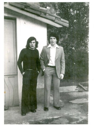 Josi (izq.) y su primo Julio,  en La Llana, en 1974