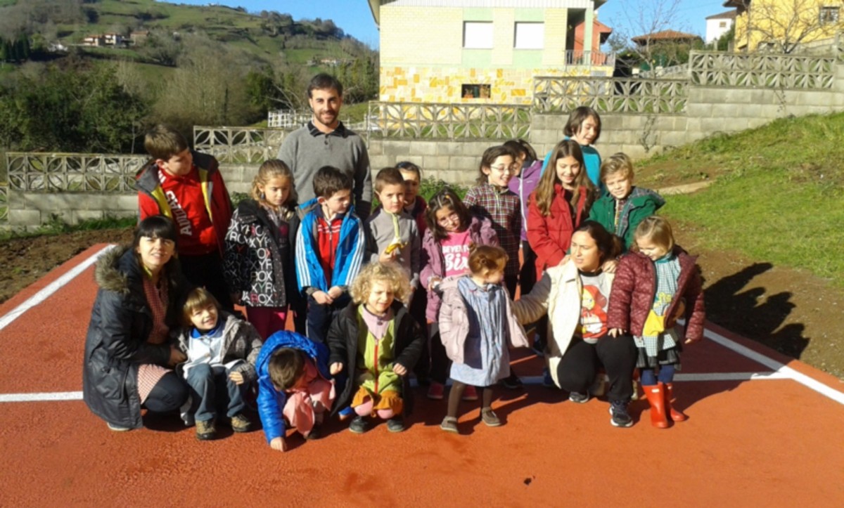 El alcalde, Gerardo Fabin, en la nueva pista de Santa Eulalia, con Teo Snchez Baranda (de Villanueva), Mara Prez Fdez., Hugo Gonzlez Corrales, Erik Callejas Rguez. (de Sendn), Covadonga Rico Tarabillo (de El Polleru), Candela Garca Pardo, Noem (he