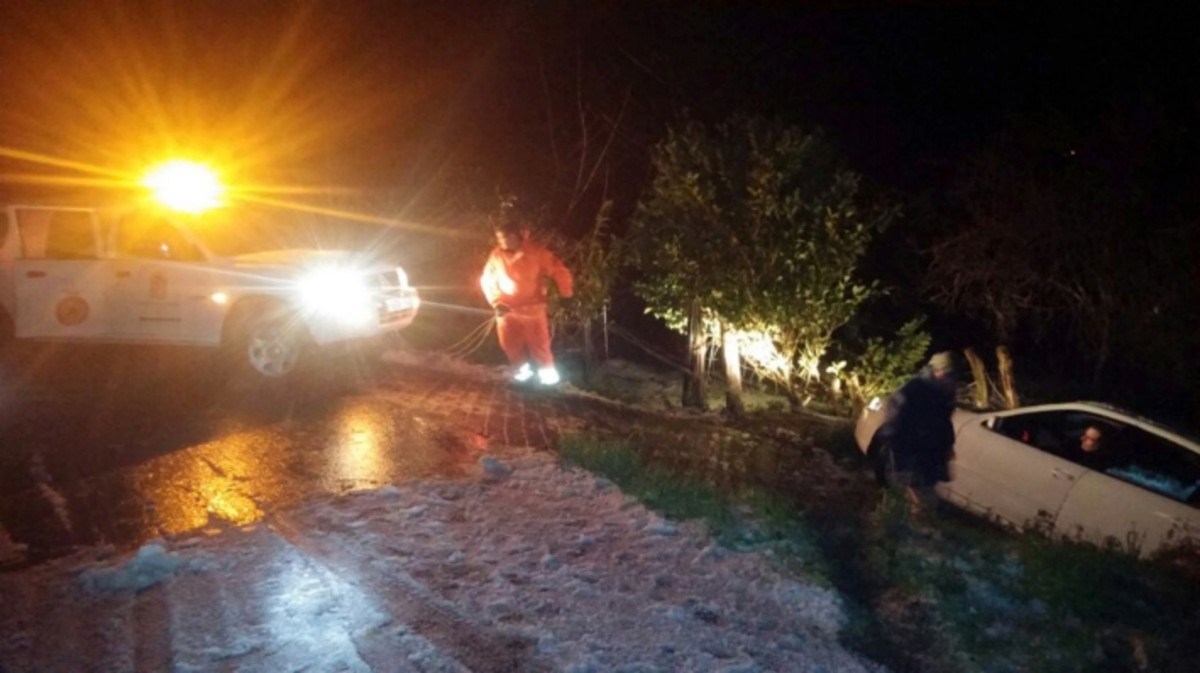 El rescate del vehculo accidentado en Arboleya.