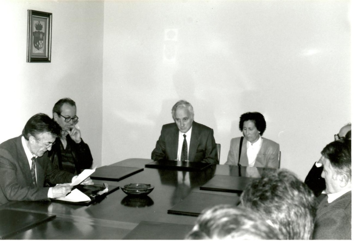 Mon y su esposa, Asuncin, el 26 de febrero de 1994, escuchando de Joaqun Lloris la lectura del acuerdo plenario, antes de la comida-homenaje.-/ Foto: Archivo ECO