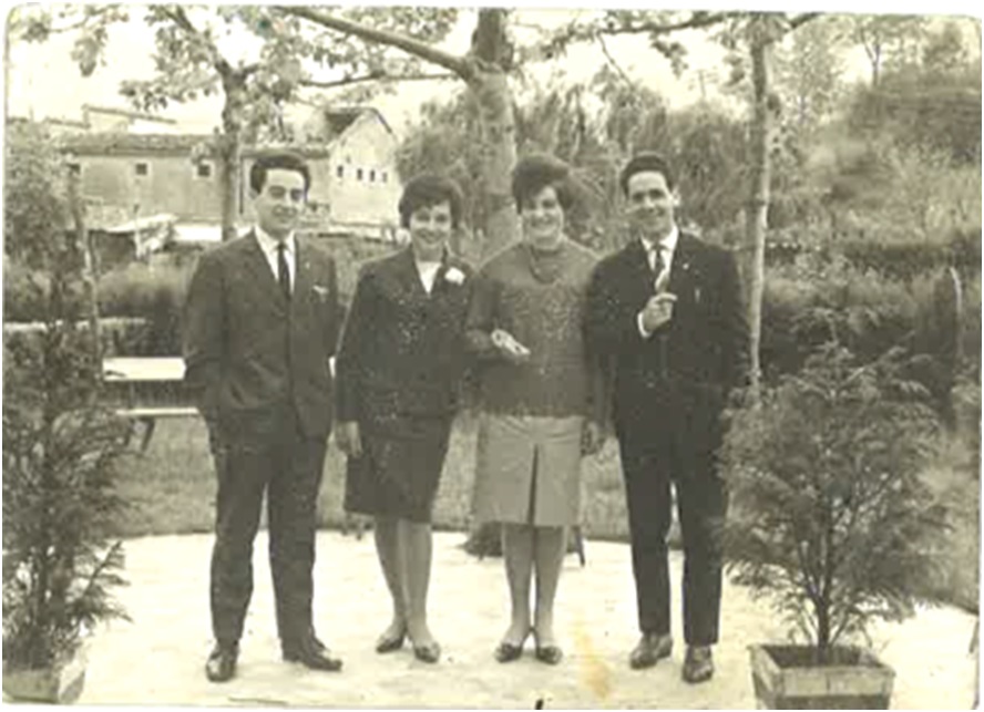 Julin Huerta (actual presidente de los Jubilados), su esposa, Cristina Snchez; Bernardita Oro y Eduardo Aguiloche en el jardn del desaparecido restaurante Las Palmeras, en Infiesto, en la boda de Dimas y Amparn (de Torazo), el 9 de mayo de 1966. / F