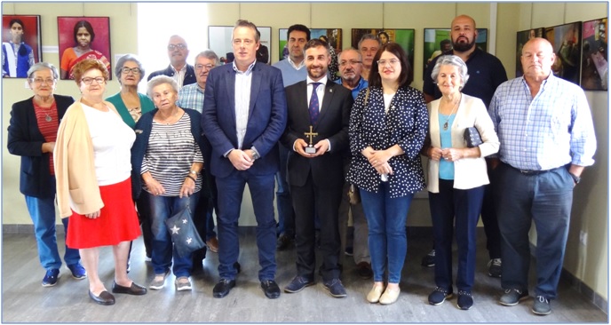 Foto de familia de los reunidos, exhibiendo el Alcalde el regalo hecho al Ayuntamiento por Marcelino Lndez (a su izquierda). / EL ECO