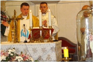 Los sacerdotes polacos, con el hermano Manuel y una reproduccin en pequeo de la Virgen, en cpsula. / EL ECO