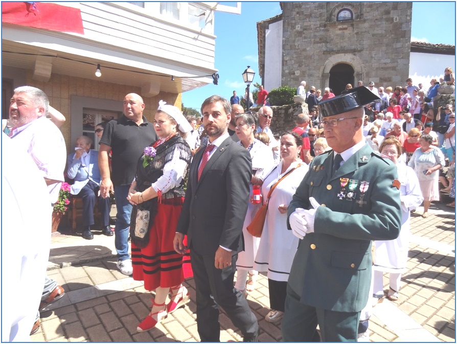 Militar con uniforme de gala de la Guardia Civil en la Procesin del Carmen