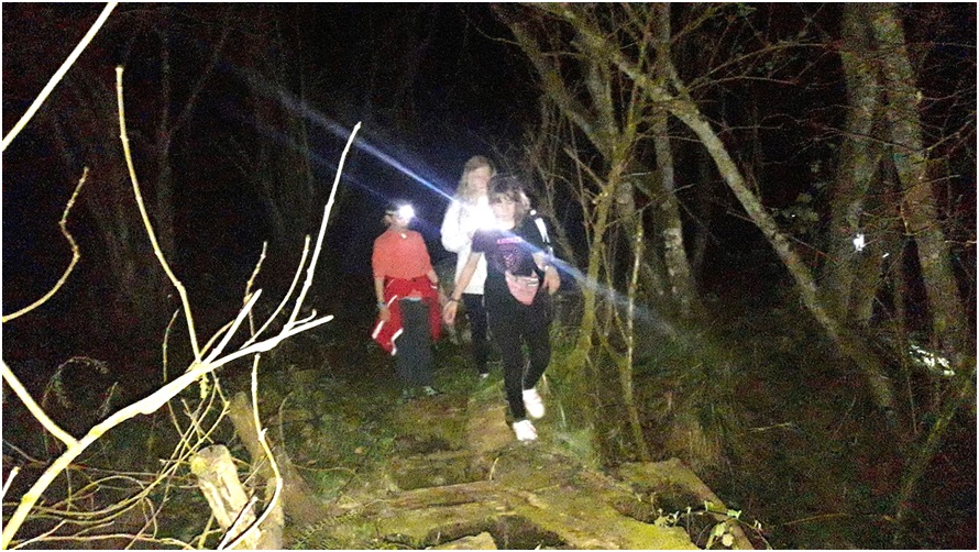 Participantes en la ruta nocturna organizada por el Grupo Ensinluz