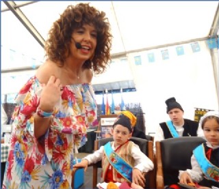 Mara del Cueto respondiendo al pblico, con el xann (Miguel Salvans Prez), el Xanu (Pablo Prstamo Gonzlez) y la xanina (Marta Venegas Lloris), a la derecha. En la pgina siguiente, los mencionados, con la Xana (Amelia Hevia) y con el sacerdote de la