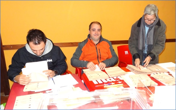 David Ovn, Alejandro Blanco y Mara del Carmen Ferreruelo durante el recuento de votos del Senado, en la Mesa de El Llano. / EL ECO
