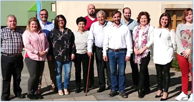 Con la mayor parte de su equipo: Armando Busto, Virginia Naredo, Humberto Vigil (para la Parroquia Rural de Pandenes), Paula Prieto, Enedina Rodrguez, Ivn Riego, Agustn Vega, Ramn Meana, Mercedes Iglesias, Arabela Garca y Graciela Snchez.
