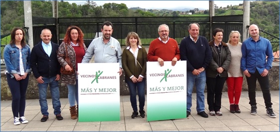 Con su equipo: Laura (Niao), Otilio (El Llano), Mara del Mar (Santa Eulalia), Paulino (Torazo), Marln (Los Villares), Jose Luis (Gerdies), Isabel (La Baraya), Pili (Santa Eulalia) y Ral (Oles). Falta Mari Carmen (Cams)./ EL ECO