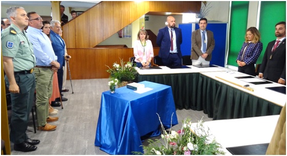 Asistentes escuchando el Himno Nacional