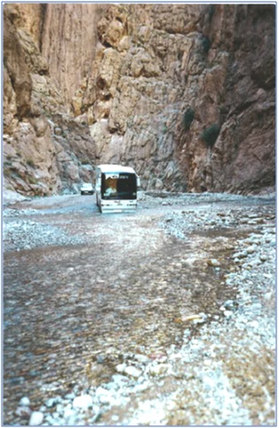 En el continente africano. Aqu, el autobs conducido por Jess lvarez Alonso cruzando un ro en las Gargantas del Todra para poder ir desde Erfoud hasta Uarzazate (en la parte sur de la Cordillera del Atlas). Sucedi en septiembre de 1998, durante un vi