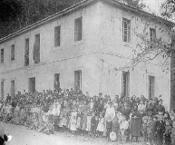 Nios delante de la escuela