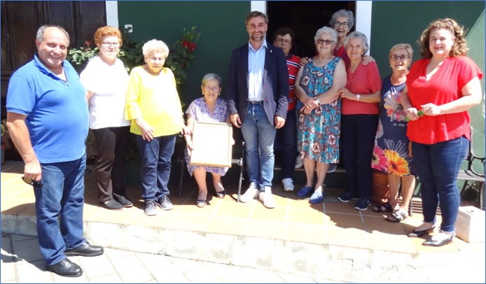 De izquierda a derecha, el concejal Jos Luis Miyar, Lucita Campos, Amparito, la homenajeada, el Alcalde, Pili Fernndez, Esther Priede, Carmen Prstamo, Carolina Fernndez, Nieves Snchez y Virgina Naredo.