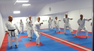 Imagen de una clase de Karate en el Polideportivo Municipal
